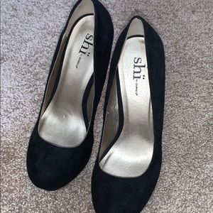 Black pumps w platform